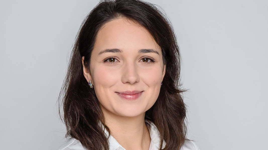 5 wskazówek, jak zrobić idealne zdjęcie do CV, aby znaleźć wymarzoną pracę 16 Kobieta w białej koszuli, uśmiech